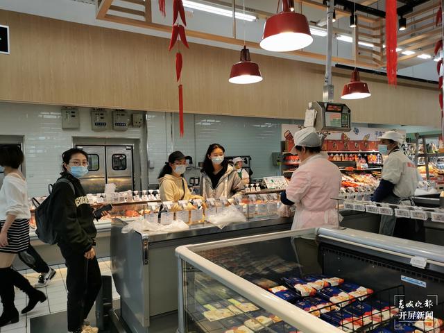 昆明速冻食品曾暴涨500%，“单身”和“懒宅”最爱（春城晚报-开屏新闻记者 李赛 摄影报道）