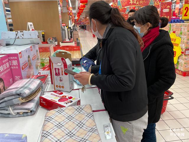 线下，昆明人“抗寒大作战”，线上，云南保暖类商品销量增速排名全国第一位（春城晚报-开屏新闻记者 朱婉琪 摄影报道）