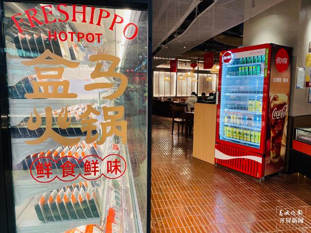 线下，昆明人“抗寒大作战”，线上，云南保暖类商品销量增速排名全国第一位（春城晚报-开屏新闻记者 朱婉琪 摄影报道）