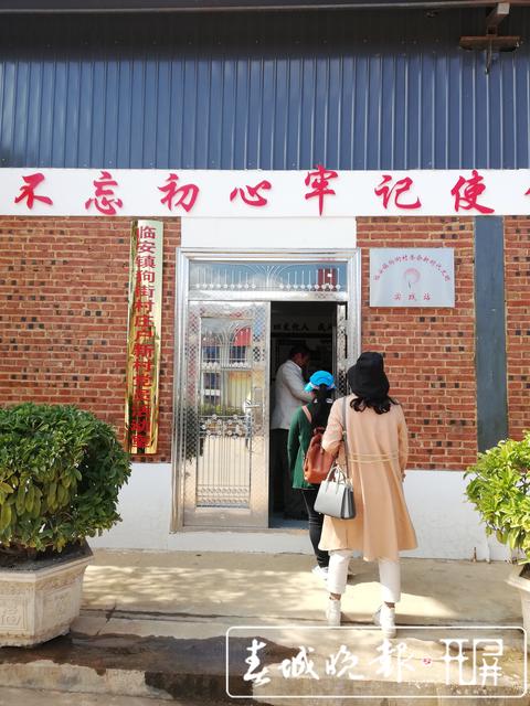 新春走基层之一 建档立卡贫苦户住进 (8).jpg