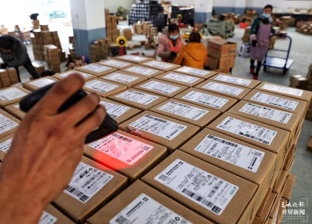 消费者线上购购购,昆明多家电商平台“年货节”春节不打烊