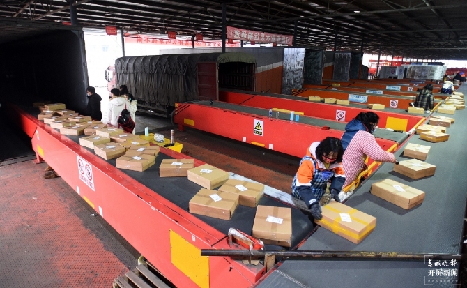 消费者线上购购购,昆明多家电商平台“年货节”春节不打烊