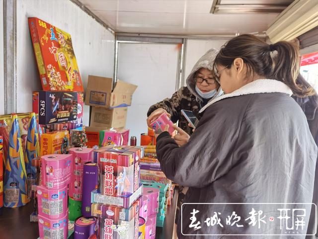 昆明烟花爆竹热销，销量同比上涨近40%！（记者：刘文波 摄影报道）