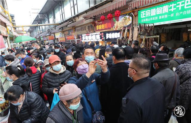 最是人间烟火气！昆明篆新农贸市场热闹非凡年味浓（记者：杨峥 摄影报道15.jpg