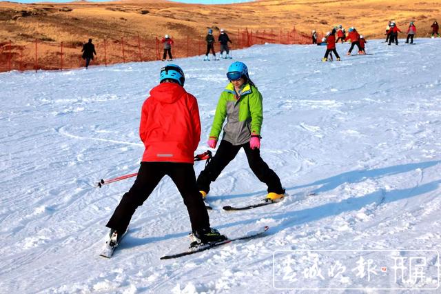 会泽草山！云南首个高山滑雪场春节期间很受宠 (3).jpg