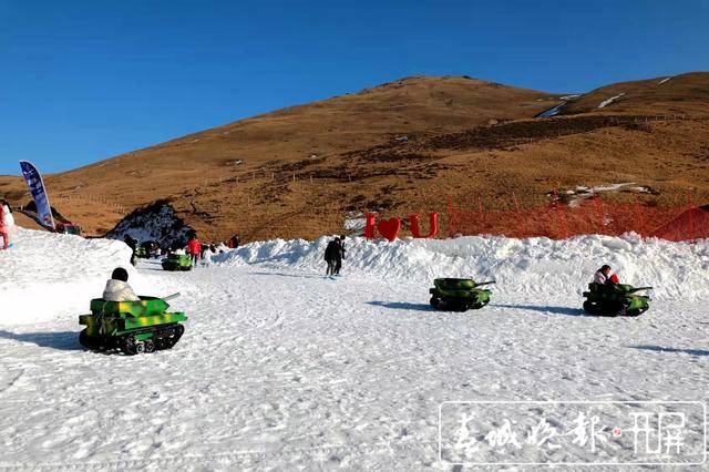 会泽草山！云南首个高山滑雪场春节期间很受宠 (7).jpg