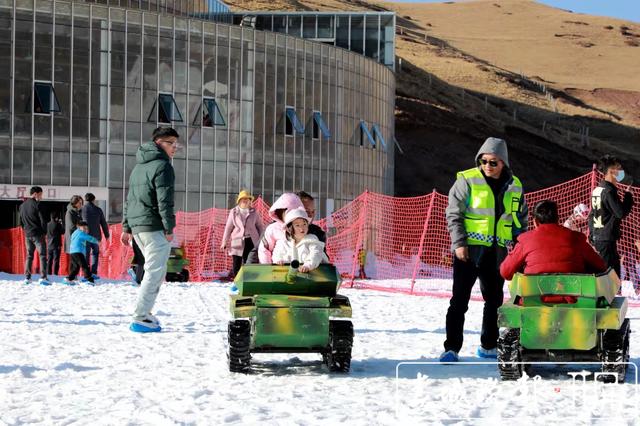 会泽草山！云南首个高山滑雪场春节期间很受宠 (9).jpg