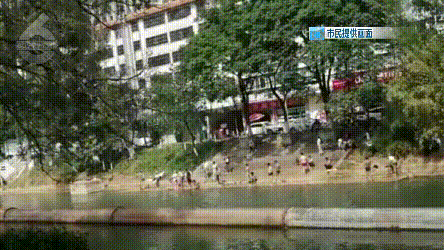 昆明盘龙江里有人栓绳遛娃