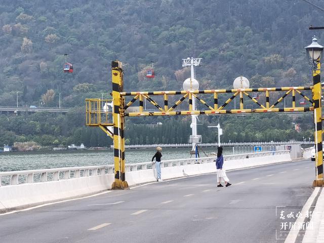 昆明“小镰仓”拍照打卡成爆款，景色虽唯美但车来车往危险隐患极大！