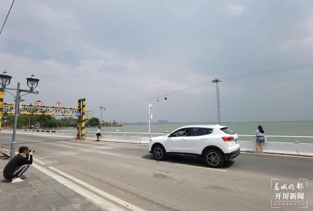 昆明“小镰仓”拍照打卡成爆款，景色虽唯美但车来车往危险隐患极大！