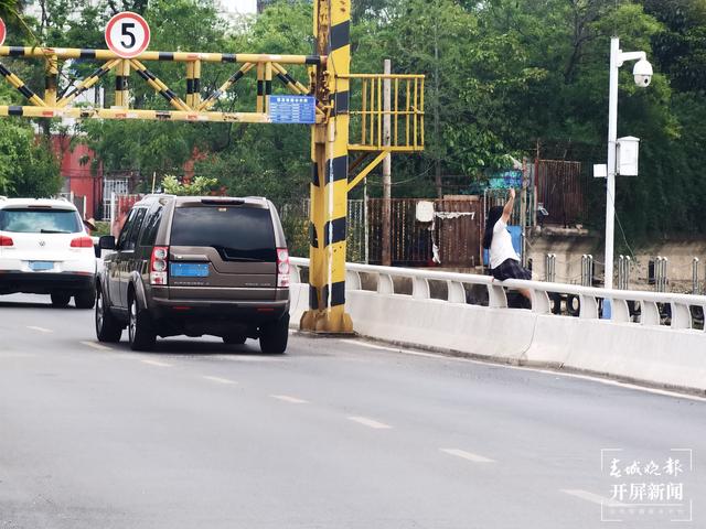 昆明“小镰仓”拍照打卡成爆款，景色虽唯美但车来车往危险隐患极大！