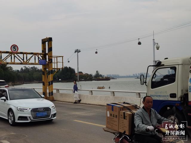 昆明“小镰仓”拍照打卡成爆款，景色虽唯美但车来车往危险隐患极大！