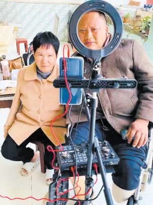 张顺东夫妇“触网”直播。东川区委宣传部供图