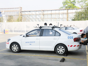 唐先生上车准备考试。 唐先生上车准备考试。