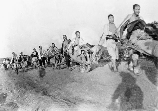 淮海战役中，广大群众用肩挑、车推、驴驮、船运等办法，将大量粮食、弹药等军需物资源源不断地运往前线。这是山东解放区的民工支前小车队。新华社发（资料照片）_副本.jpg