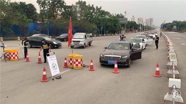 现场直击丨瑞丽市低风险区域人员持72小时内核酸检测阴性证明可离开瑞丽 图片来源于云报客户端