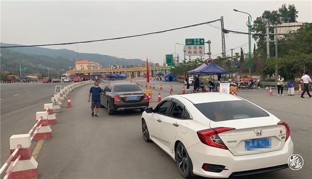 现场直击丨瑞丽市低风险区域人员持72小时内核酸检测阴性证明可离开瑞丽 图片来源于云报客户端
