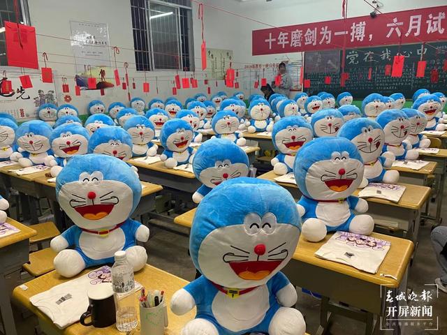 86份“哆啦A梦”礼物爆红抖音,爆出昭通这个老师教书育人的感人故事…… (1).jpg