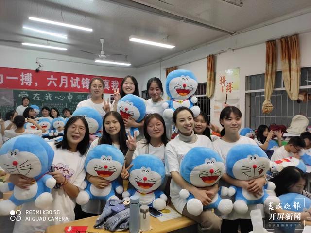 86份“哆啦A梦”礼物爆红抖音,爆出昭通这个老师教书育人的感人故事…….jpg
