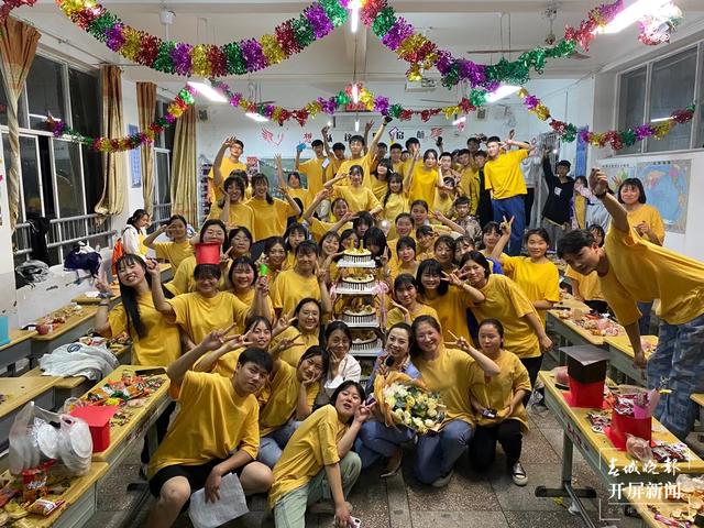 86份“哆啦A梦”礼物爆红抖音,爆出昭通这个老师教书育人的感人故事…… (9).jpg