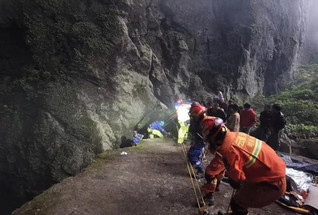 女子洞穴探险被困1天，昭通消防连夜救援！（消防供图）
