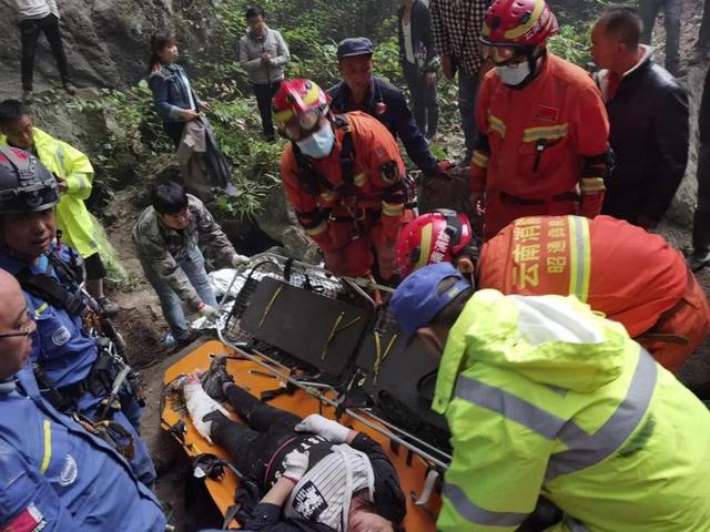 女子洞穴探险被困1天，昭通消防连夜救援！（消防供图）