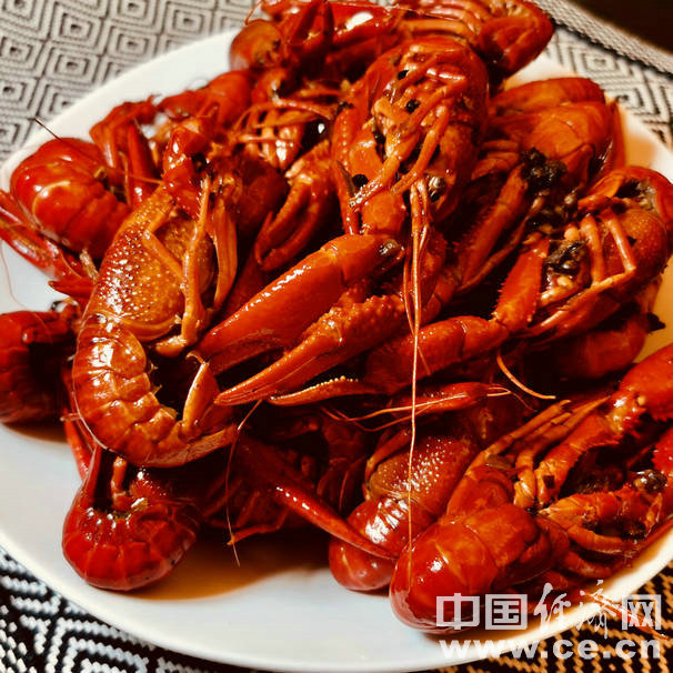 吃小龙虾时尽量少喝啤酒 过敏性体质人群谨慎食用