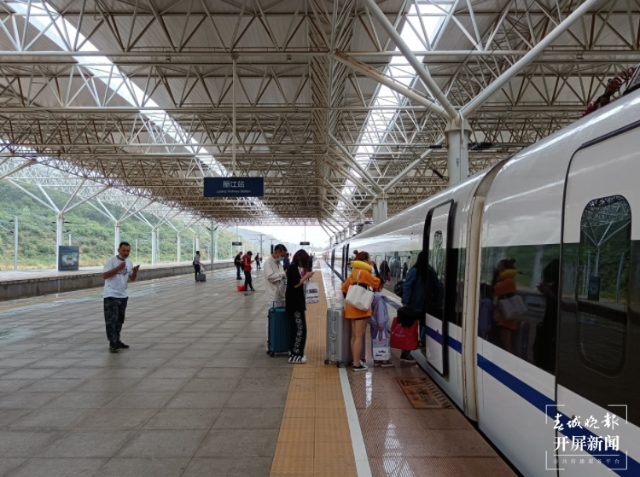 上半年云南铁路发送旅客2615万人次（春城晚报-开屏新闻记者 孙江荭 通讯员 邓瑜 摄）