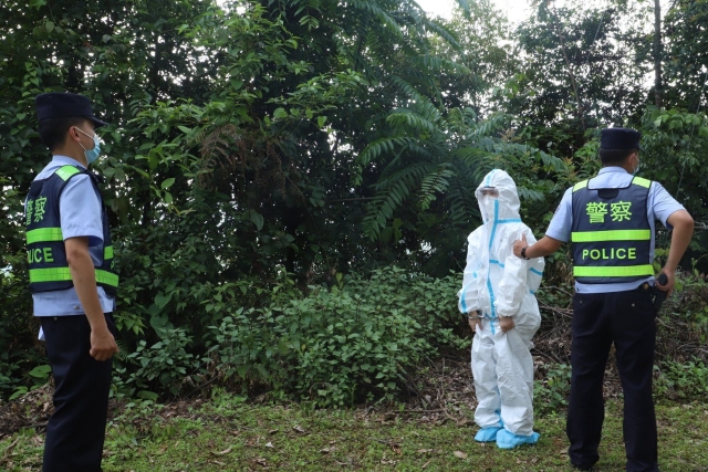 云南芒市押解8名犯罪嫌疑人公开指认现场（德宏边境管理支队 供图）