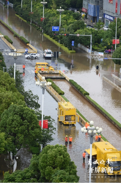 强降雨后昆明海源中路断交，水深处达30mm 春城晚报-开屏新闻记者 孙琴霞 文 龙宇丹 摄
