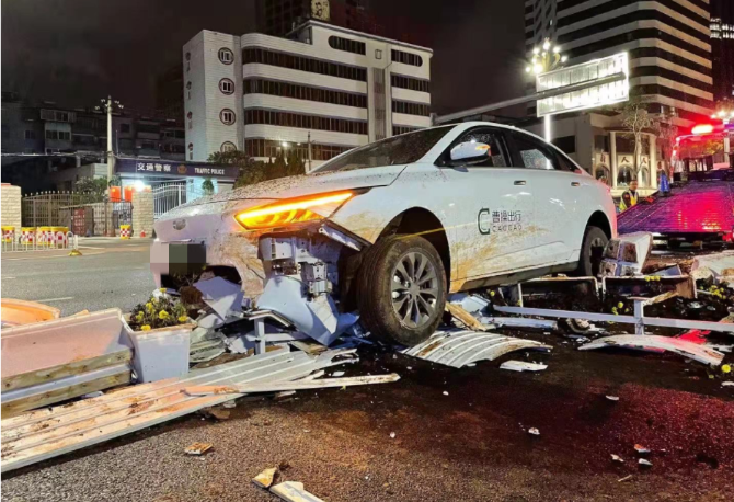 昆明一网约车凌晨市中心肇事 撞翻路中十多米花盆（市民供图）