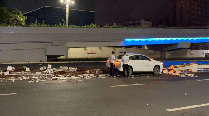 昆明一网约车凌晨市中心肇事 撞翻路中十多米花盆（市民供图）