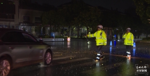 主城区多路段内涝 多部门联动连夜排险(崔敏 通讯员 吴秀华 摄影报道)
