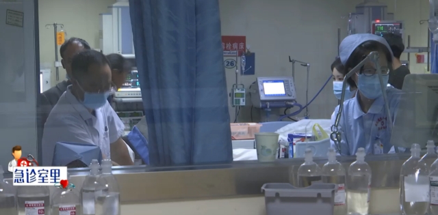 吃了3朵自采毒菌，曲靖祖孙三代重症入院