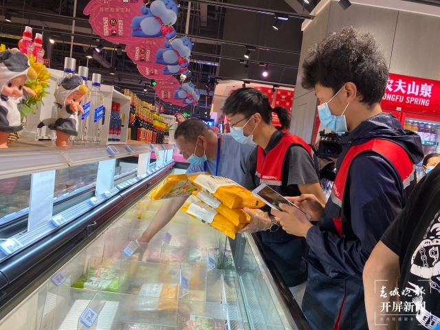 食品抽检（春城晚报-开屏新闻记者 王磊 摄）