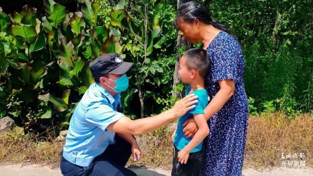 7岁“熊孩”负气丢下奶奶狂奔 民警闻讯驾车追回