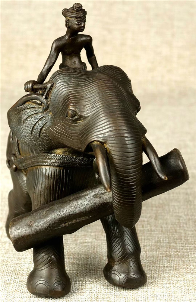《运木材的驯象》 铜雕 约上世纪前期 陈波先生惠让 《运木材的驯象》 铜雕 约上世纪前期 陈波先生惠让