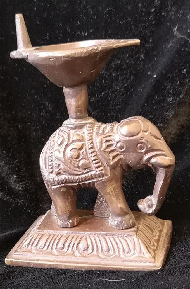铜象油灯 上世纪晚期 印度 铜象油灯 上世纪晚期 印度