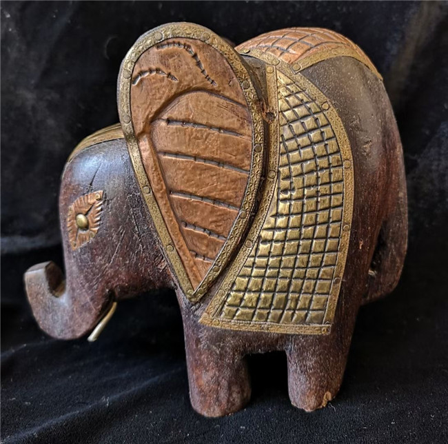 用红铜和黄铜装饰的木雕大象 上世纪末 印度 用红铜和黄铜装饰的木雕大象 上世纪末 印度