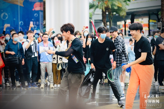 《牛气满满的哥哥》空降昆明,开启雨中沉浸式录制(龙宇丹 摄)