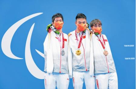 8月27日，冠军郑涛（中）、亚军王李超（左）和季军袁伟译在颁奖仪式上合影。新华社记者 张铖 摄