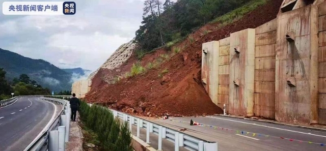 大理云龙县G215国道马宁线山体塌方致道路中断