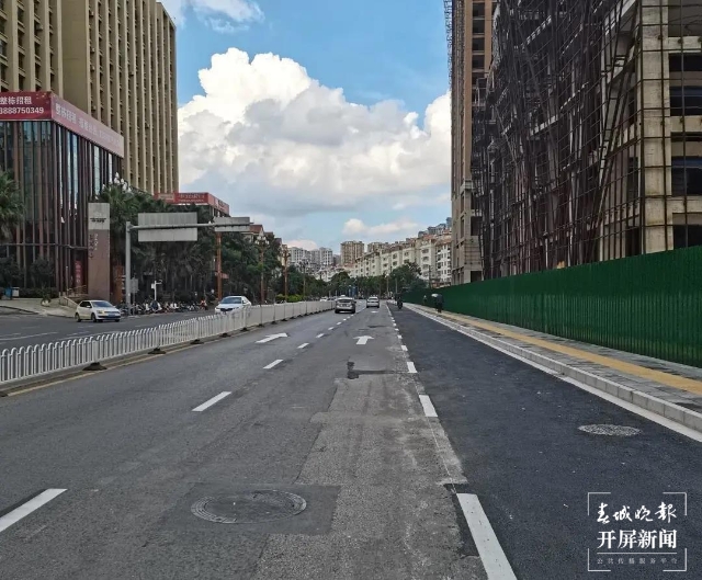 奥宸财富广场二期围挡拆除(春城晚报-开屏新闻记者 刘嘉 摄)