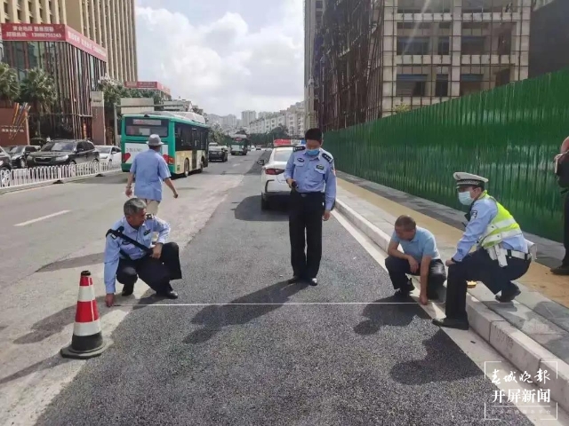 奥宸财富广场二期围挡拆除(春城晚报-开屏新闻记者 刘嘉 摄)