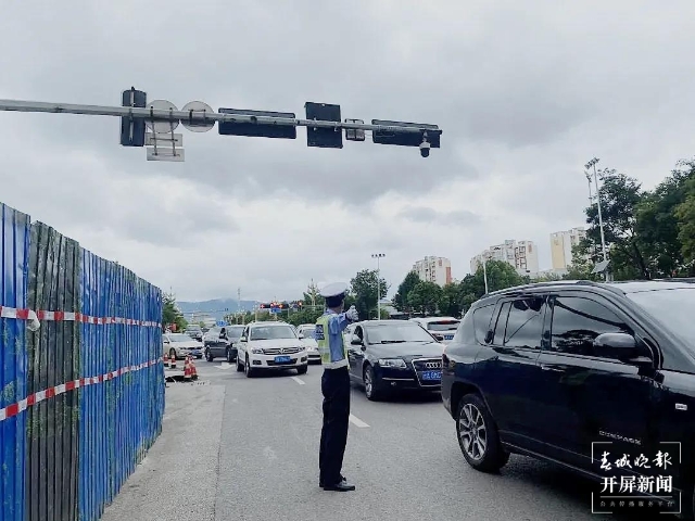 奥宸财富广场二期围挡拆除(春城晚报-开屏新闻记者 刘嘉 摄)