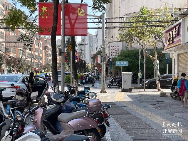 停车(春城晚报-开屏新闻记者 孙琴霞 罗宗伟 张田睿 摄)