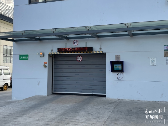 停车(春城晚报-开屏新闻记者 孙琴霞 罗宗伟 张田睿 摄)