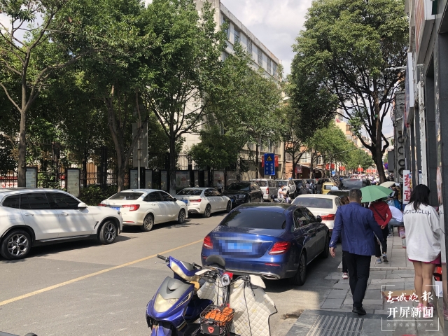 停车(春城晚报-开屏新闻记者 孙琴霞 罗宗伟 张田睿 摄)