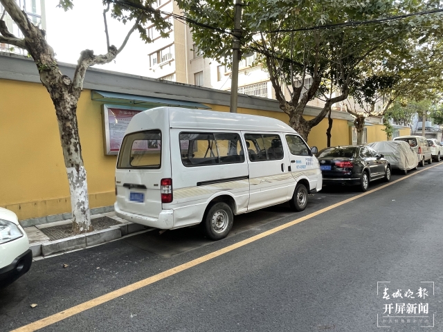 停车(春城晚报-开屏新闻记者 孙琴霞 罗宗伟 张田睿 摄)