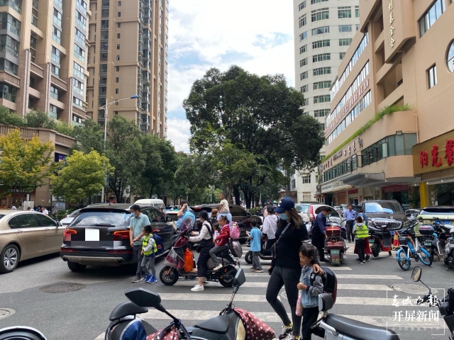 停车(春城晚报-开屏新闻记者 孙琴霞 罗宗伟 张田睿 摄)